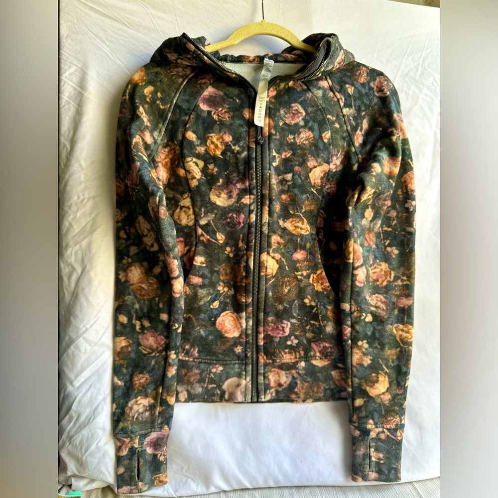 Lululemon Scuba Hoodie *Light Cotton Fleece
Floral Illusion